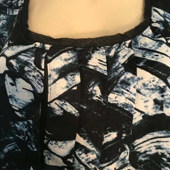 Simply Vera Wang XL Black/Vanilla Mesh Raw Edge Trim Step-Hem Sleeveless Top - Picture 2 of 6